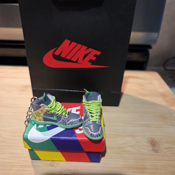 New Multicolor Sneaker Key Holder And Bag Charm - Picture 4 of 7